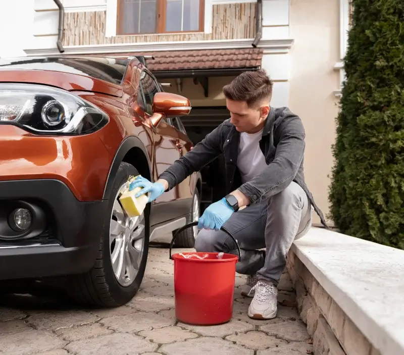 Lavage auto à domicile Rivery : professionnel intervenant sur un véhicule